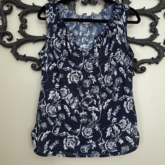 Daisy Fuentes Tops - Daisy Fuentes Navy Blue and White Floral Sleeveless Top